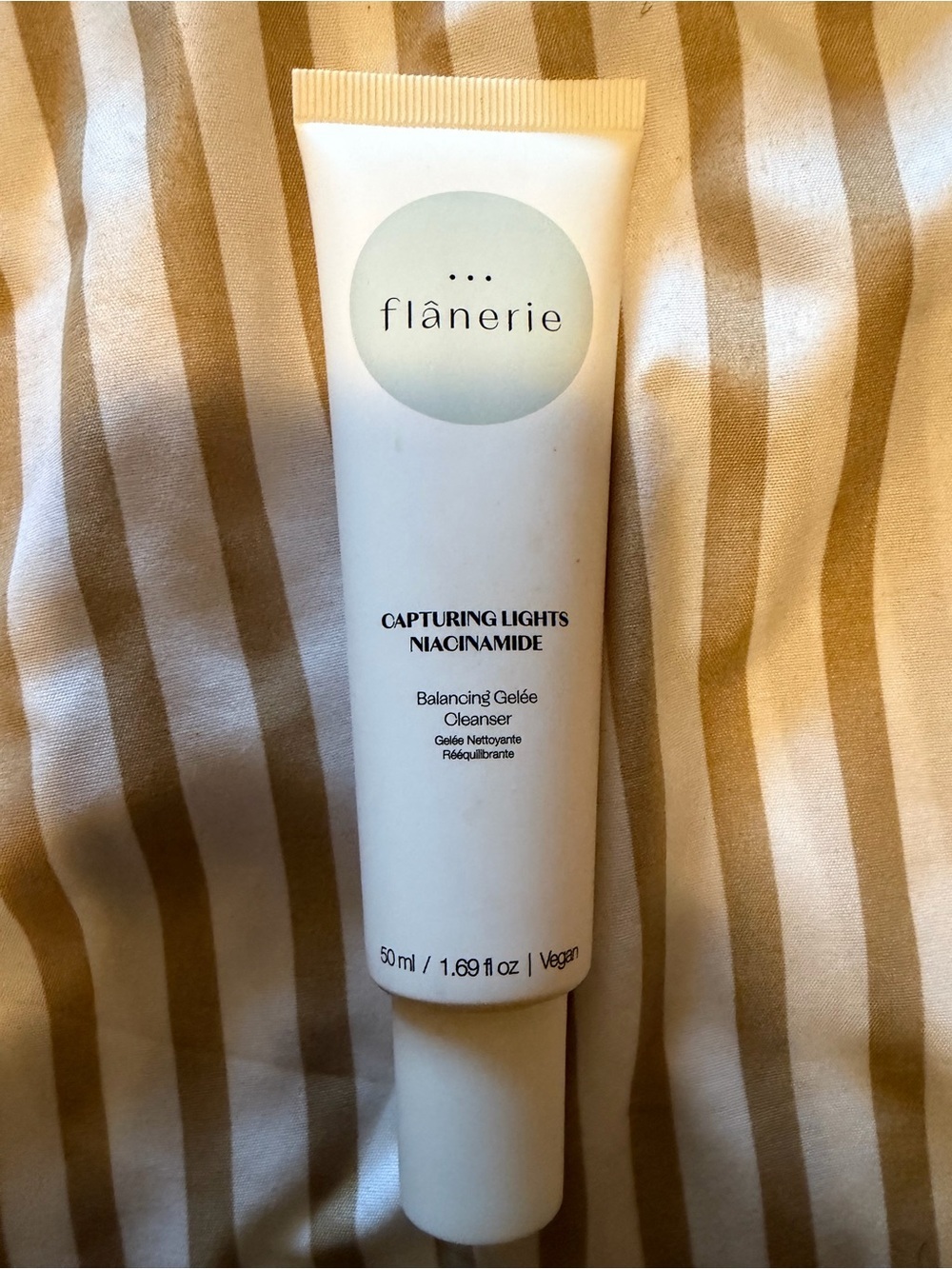 Flânerie Capturing Lights Niacinamide Balancing Gelée Cleanser — White